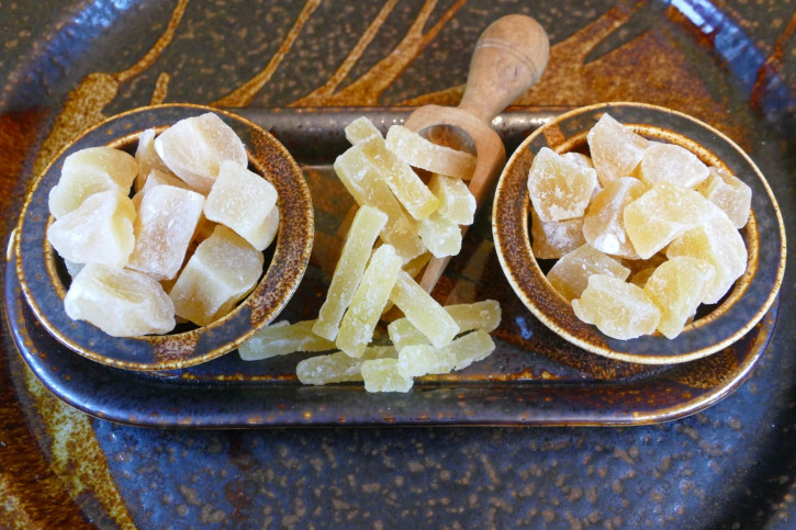 Ingwer-Stäbchen, ungeschwefelt, leicht gezuckert, China mittelscharf (Bild mitte)