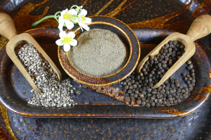 Pfeffer schwarz, gemahlen, original Sarawak (Bild mitte)